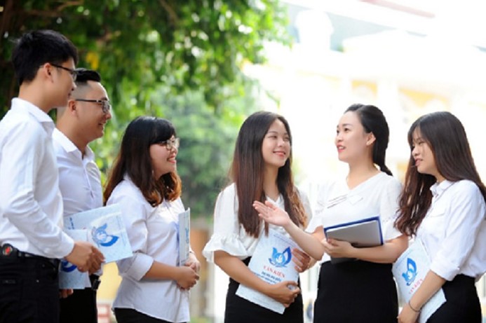 Thanh thiếu niên 15–18 tuổi đeo kính gì