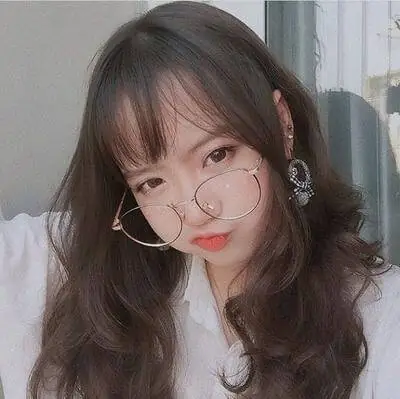 Ảnh Con Gái Đeo Mắt Kính