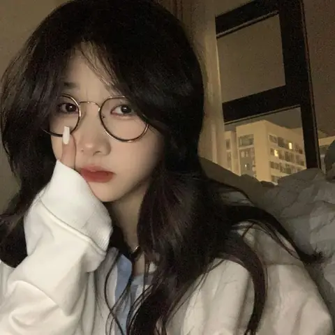 Ảnh Con Gái Đeo Mắt Kính