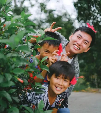 Anh Mắt Kính Đóng Porody Chung Với Misthy Là Ai