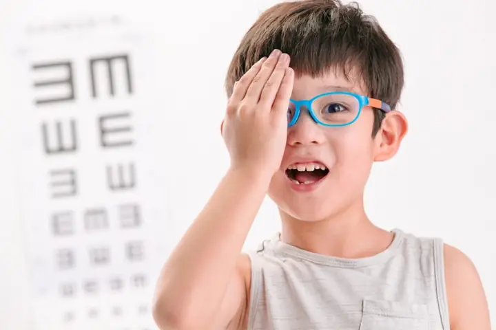 Bị Cận 1 Mắt Có Nên Đeo Kính