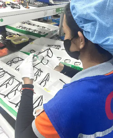 Các Công Ty Sản Xuất Mắt Kính