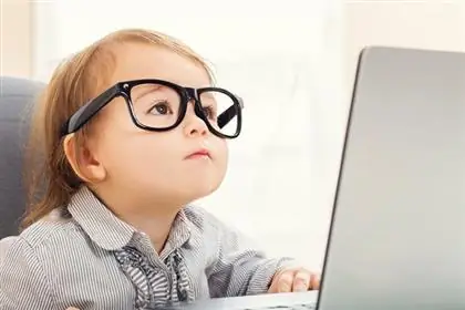 Cách Chăm Sóc Đeo Mắt Kính Của Người Cận