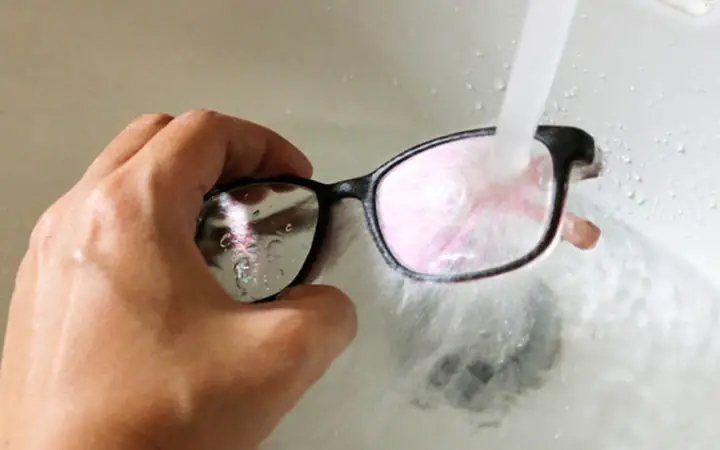 Cách Để Lau Kính Mắt Sạch