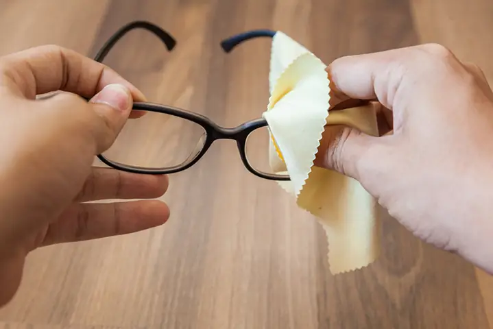 Cách Lau Chú Trên Mắt Kính
