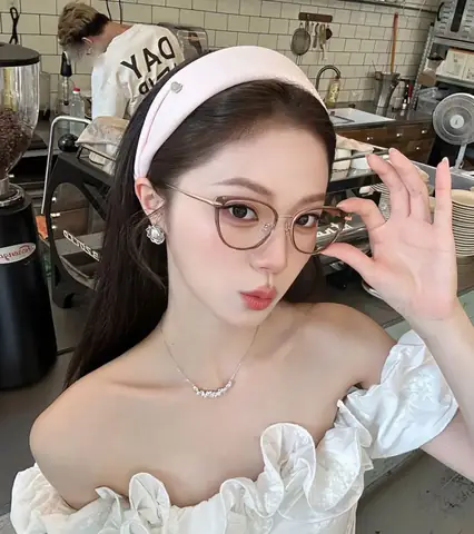 Chọn Mắt Kính Cho Khuôn Mặt Tròn Chọn Mắt Kính Cho Khuôn Mặt Tròn