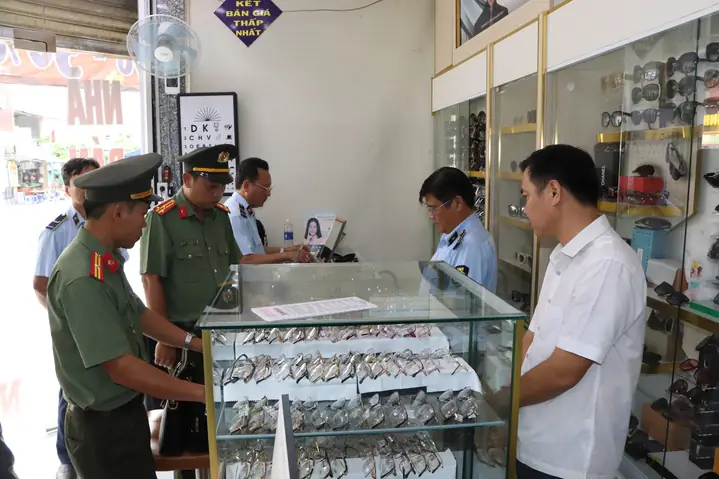 Cửa Hàng Kính Mắt Long Nhật Cửa Hàng Kính Mắt Long Nhật