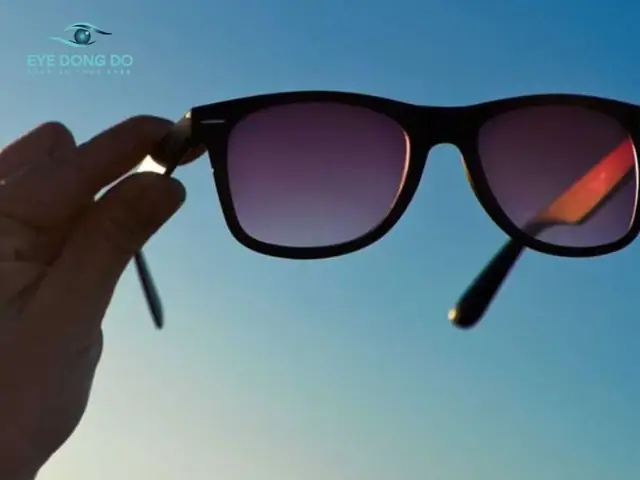 Đau Mắt Đỏ Đeo Kính Gì