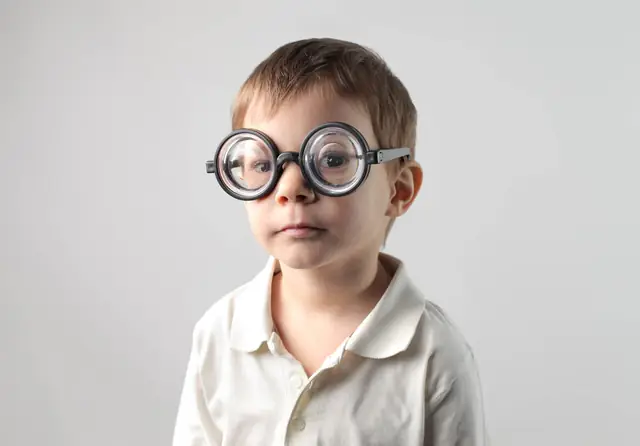 Dđeo Mắt Kính Làm Mắt Nhỏ Đi