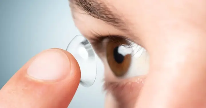 Đeo Kính Áp Tròng Có Mổ Mắt Được Không Đeo Kính Áp Tròng Có Mổ Mắt Được Không