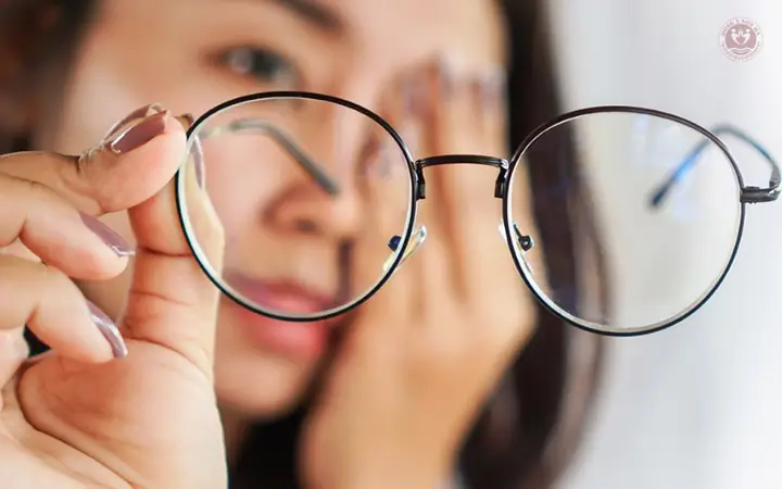 Đeo Kính Cận Mắt Bị Sụp Mí