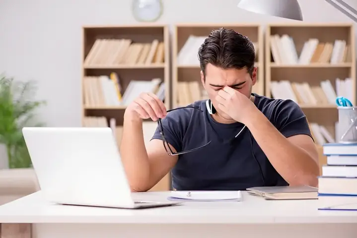 Đeo Kính Có Làm Mắt Nhỏ Lại