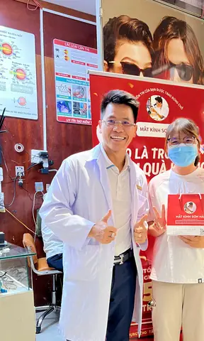 Đeo Kính Không Độ Có Bị Dại Mắt Không