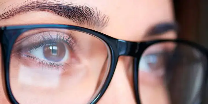 Đeo Kính Không Độ Có Hại Mắt