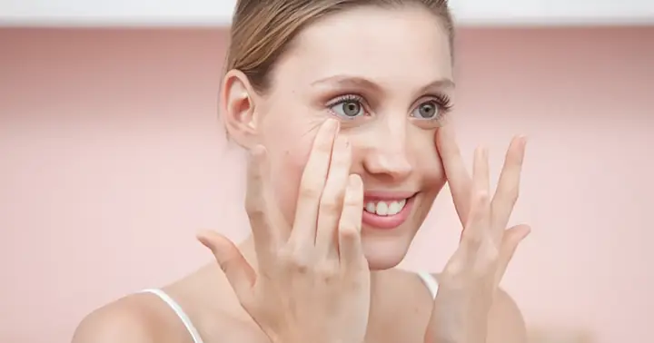 Đeo Kính Nhiều Mắt Bị Nhỏ