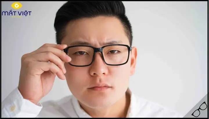 Đeo Kính Nhiều Mắt Bị Nhỏ