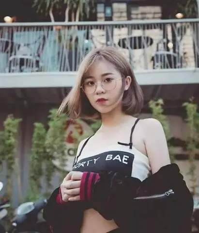 Gái Đeo Mắt Kính