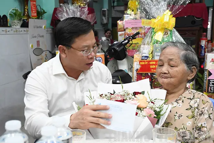 Gd Cầm Mắt Kính