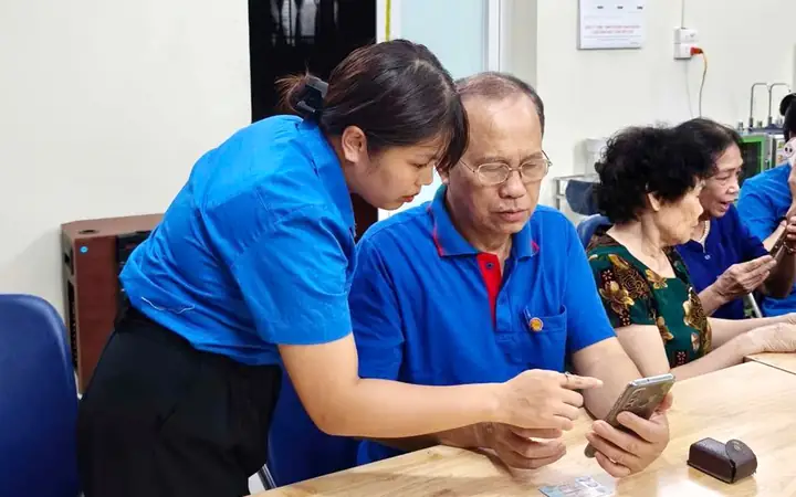 Gd Cầm Mắt Kính