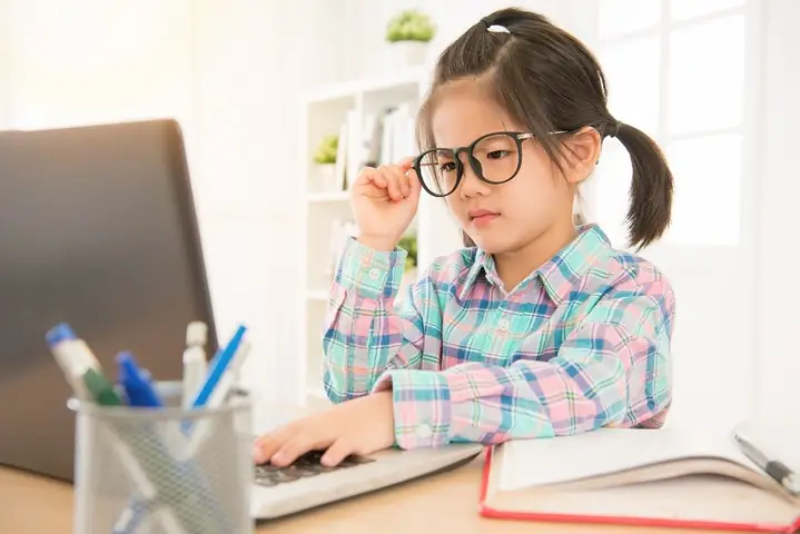 Gd Đeo Mắt Kính Hình Trái Tin