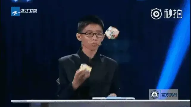 Gif Cậu Bé Mắt Kính