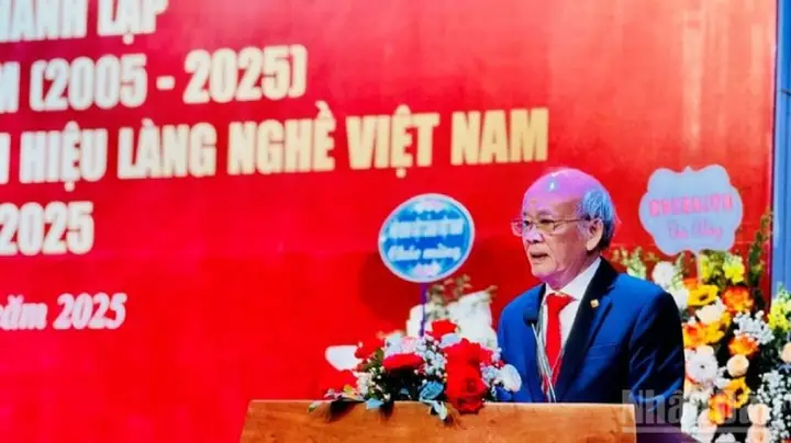 Hình Ảnh Công Nhân Đóng Gói Kính Mắt Hình Ảnh Công Nhân Đóng Gói Kính Mắt