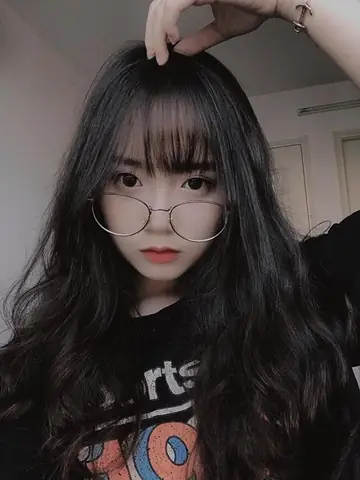 Hình Gái Xinh 2k4 Đeo Mắt Kính Hình Gái Xinh 2k4 Đeo Mắt Kính