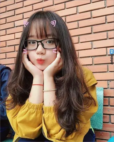 Hình Gái Xinh 2k4 Đeo Mắt Kính Hình Gái Xinh 2k4 Đeo Mắt Kính