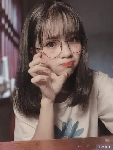 Hình Gái Xinh 2k4 Đeo Mắt Kính Hình Gái Xinh 2k4 Đeo Mắt Kính