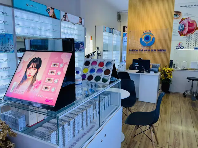 Học Kỹ Thuật Viên Mắt Kính