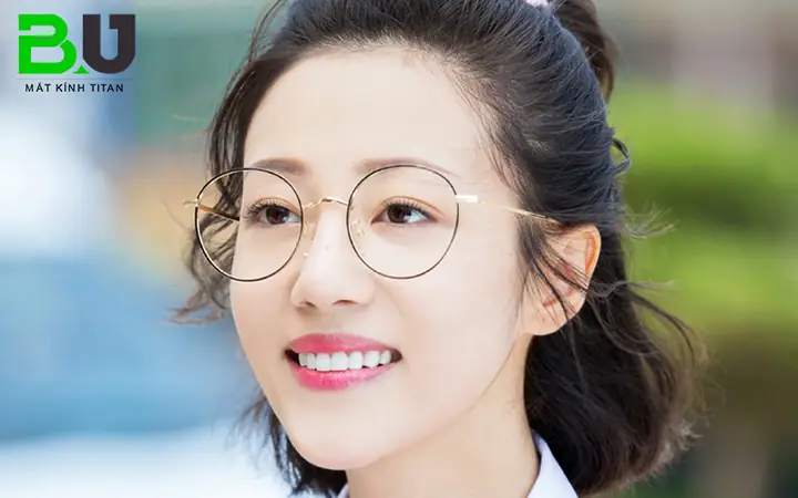 Học Sinh Đeo Mắt Kính