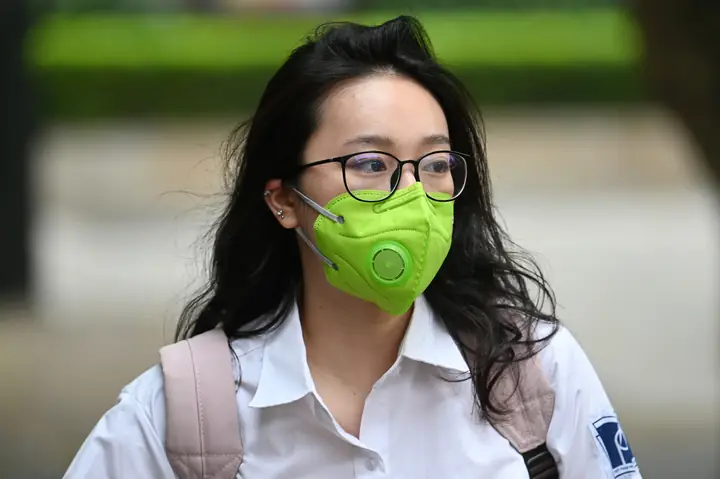 Học Sinh Đeo Mắt Kính