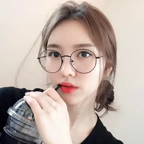 Hotgirl Đeo Mắt Kính Tròn
