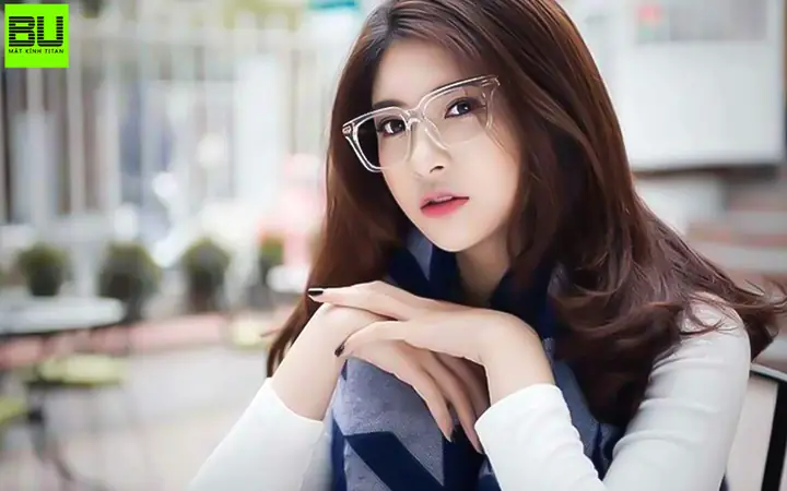 Hotgirl Đeo Mắt Kính Tròn