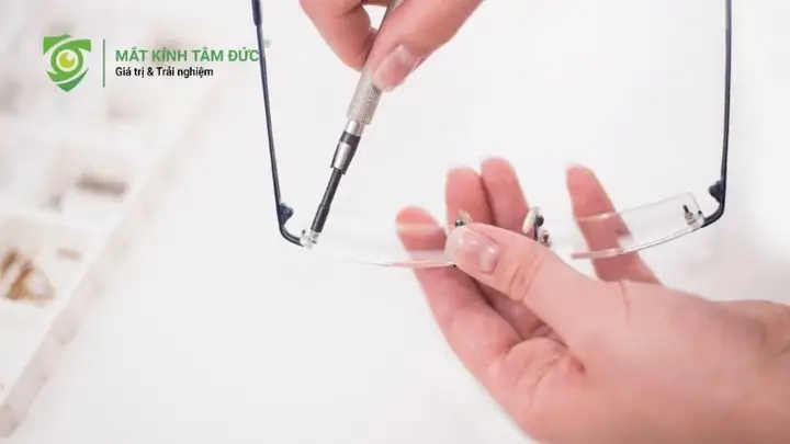 Hướng Dẫn Tháo Mắt Kính Cận