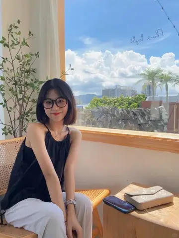 Kiểu Tóc Nhẹ Nhàng Cho Nàng Mắt Kính Cận