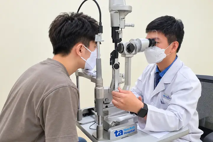 Kính Cận Làm Mắt Nhỏ Đi
