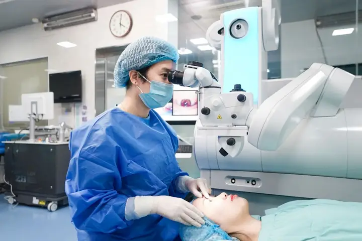 Kính Mắt Bác Sĩ Phẫu Thật