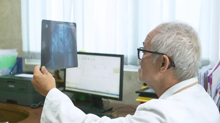 Kính Mắt Bị Khập Khiễng