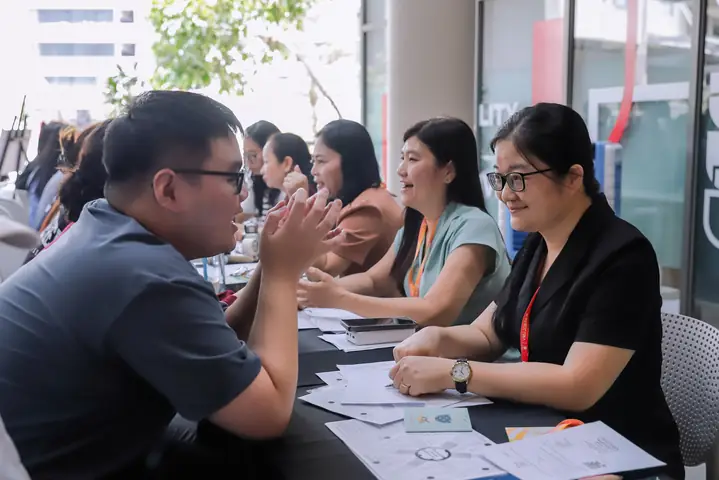 Kính Mắt Bích Ngọc Tuyển Dụng