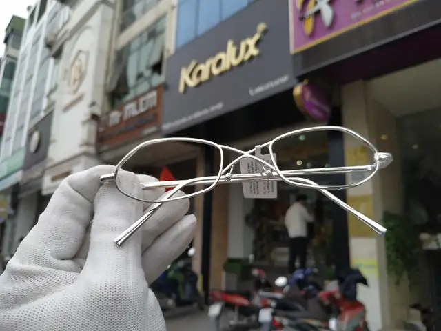 Kính Mắt Gọng Bằng Vàng Tây