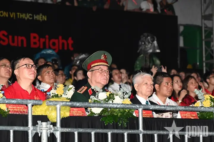 Kính Mắt Hào Quang