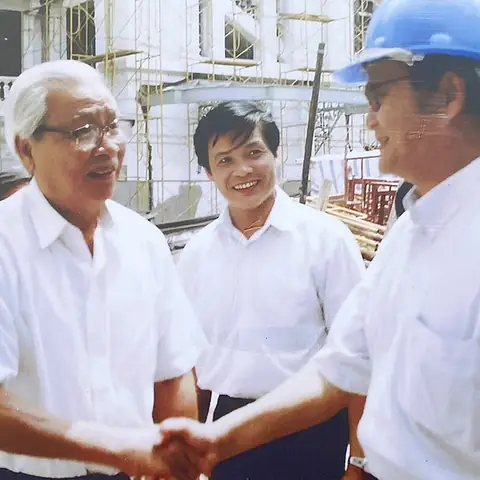 Kính Mắt Hoàng Đạo Thúy