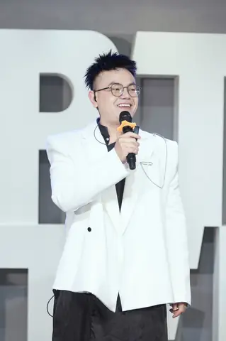 Kính Mắt Hoàng Đạo Thúy