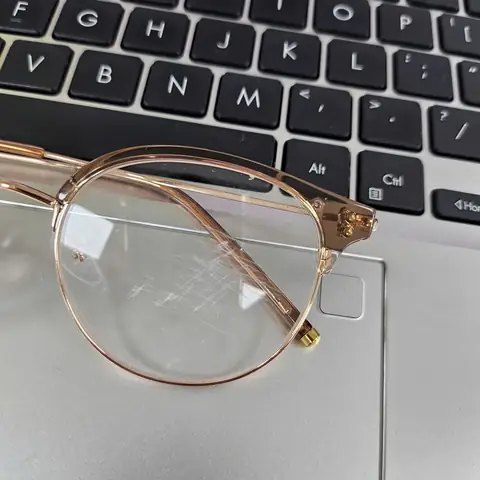 Kính Mắt Nhựa Bị Mờ