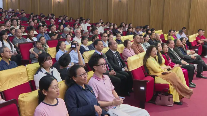 Kính Mắt Theo Nhạc Kính Mắt Theo Nhạc