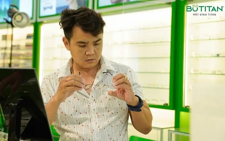 Lau Kính Mắt Bằng Gì