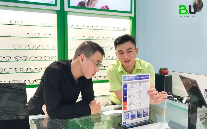 Mắt Cận Mấy Độ Thì Đeo Kính