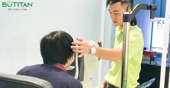 Mắt Cận Mấy Độ Thì Đeo Kính