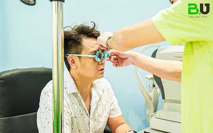 Mắt Cận Mấy Độ Thì Đeo Kính